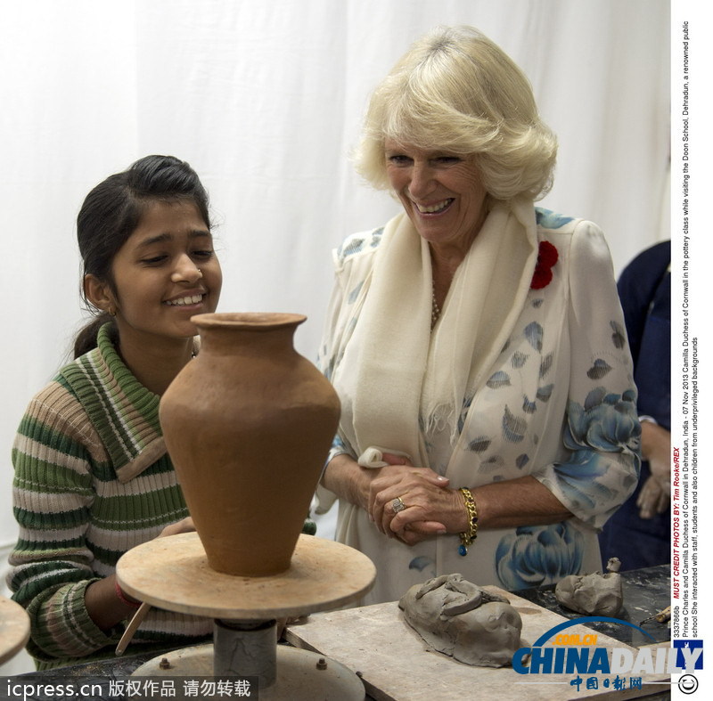 查尔斯卡米拉访问印度军校 看学生制作陶器