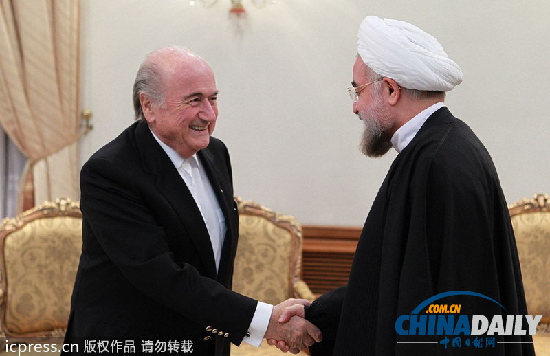 伊朗总统会见FIFA主席 并接受锦旗