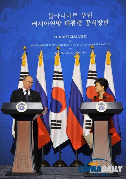 普京访韩与朴槿惠干杯 两位单身总统“擦出火花”（组图）