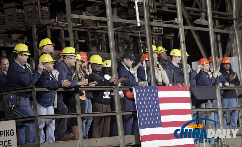 奥巴马视察钢铁厂 戴安全帽与工人亲切交流