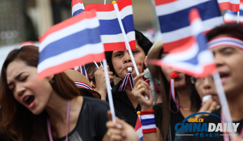 泰国前总理参与千人反政府示威 抗议大赦法案