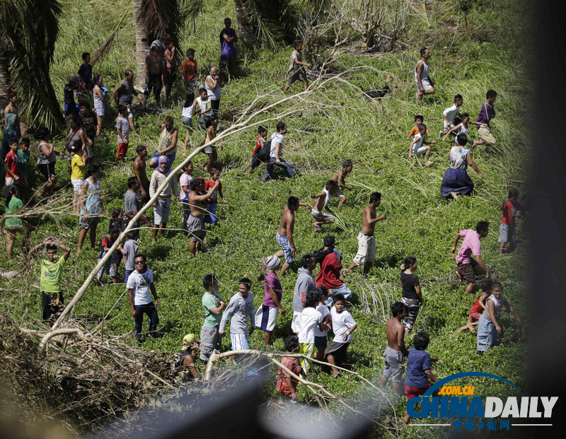菲律宾空军向灾区空投救援物资引民众疯抢