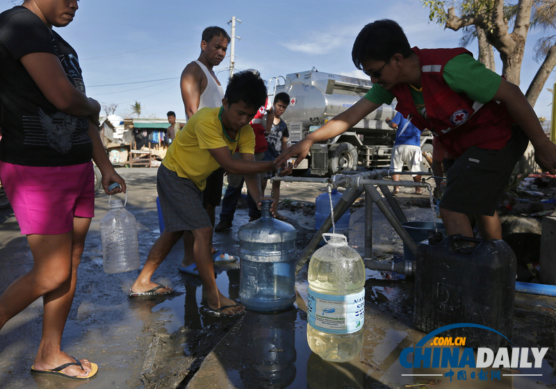 菲律宾空军向灾区空投救援物资引民众疯抢