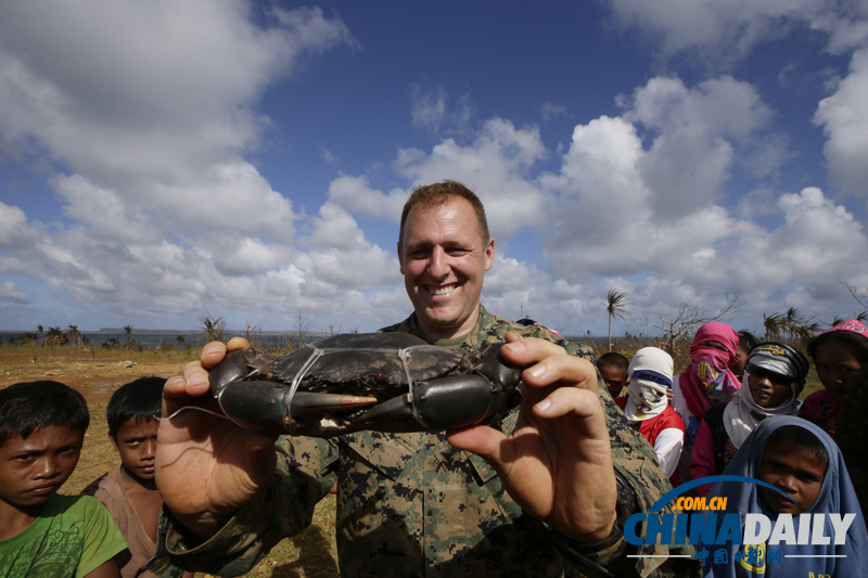 美国海军向菲律宾空投救援物资 灾民回赠大螃蟹