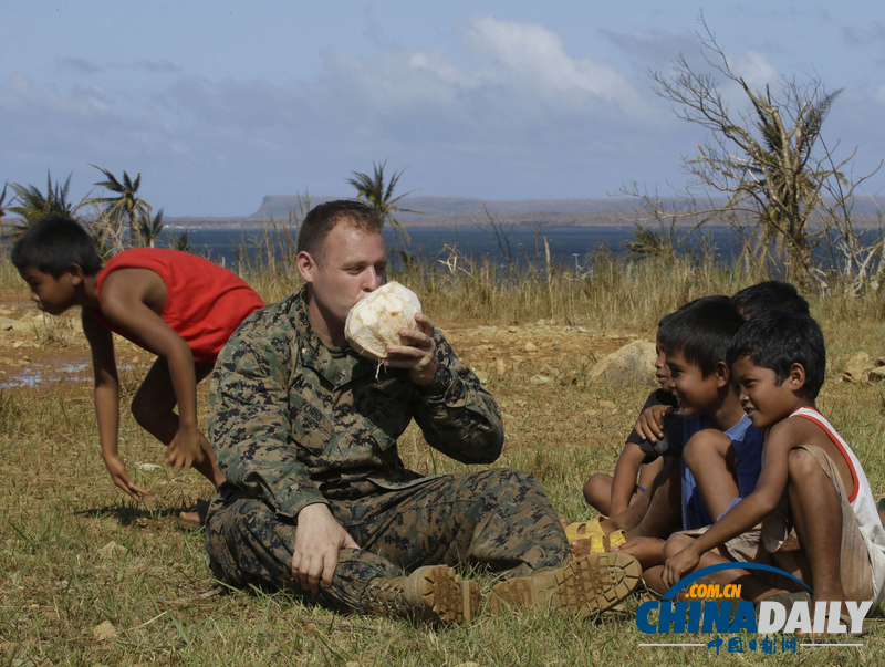 美国海军向菲律宾空投救援物资 灾民回赠大螃蟹