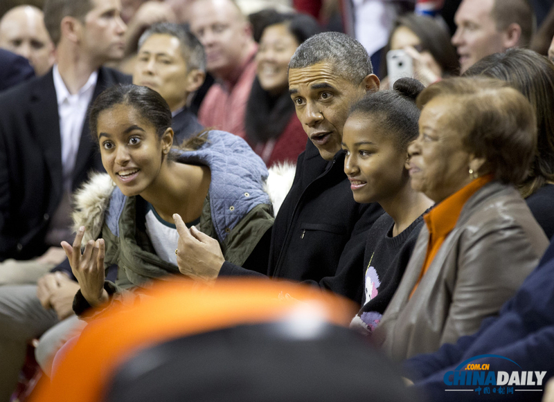 奥巴马携全家观看大舅子篮球队比赛 表情很逗趣