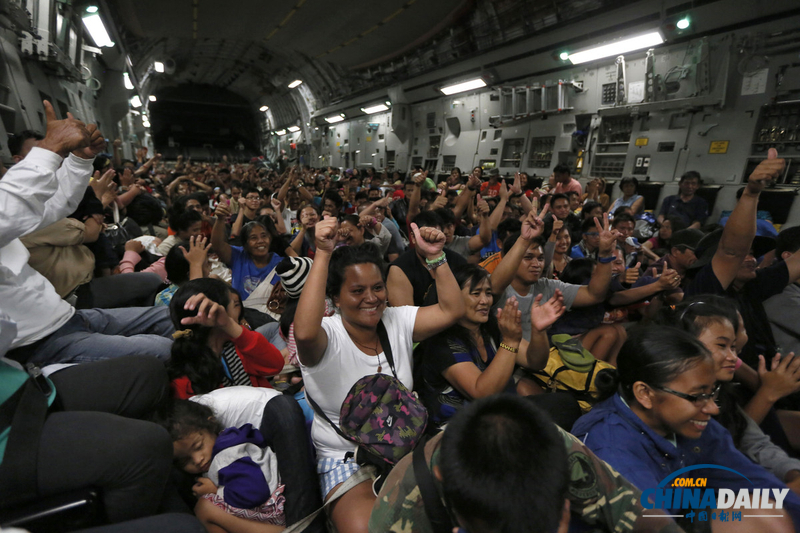 菲律宾台风难民乘美救援机抵达马尼拉 高举双手欢呼