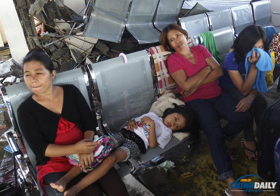 菲律宾台风难民乘美救援机抵达马尼拉 高举双手欢呼