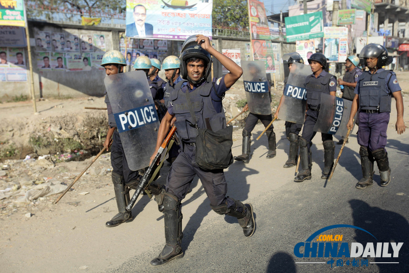 孟加拉国警方暴力驱散示威工人 多人被橡皮子弹打伤