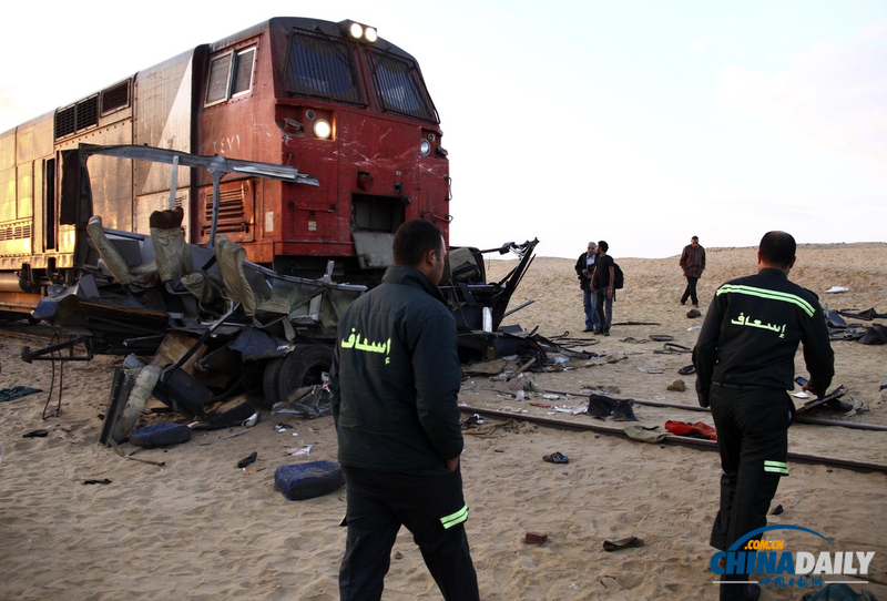 埃及发生重大火车撞击事故 造成数十人死亡