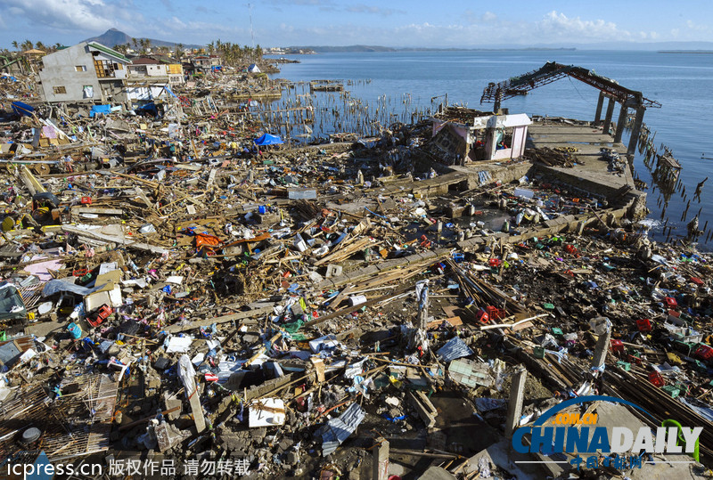 图片故事：菲律宾受强台风重创 妇女在废墟中洗衣