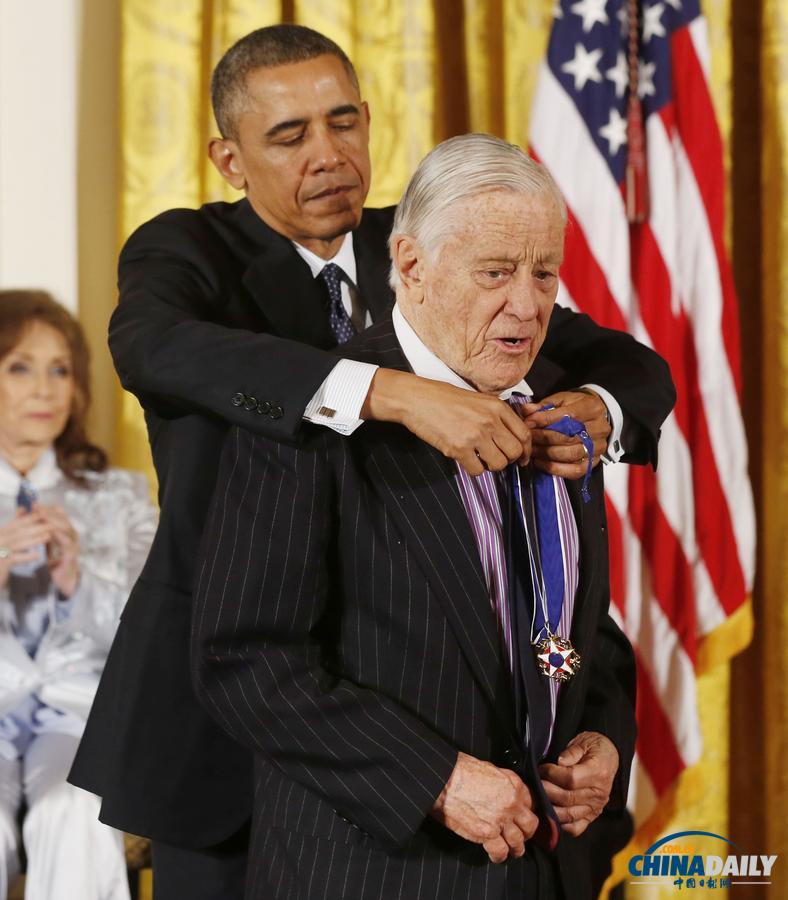 奥巴马向克林顿颁发总统自由勋章 纪念前总统肯尼迪