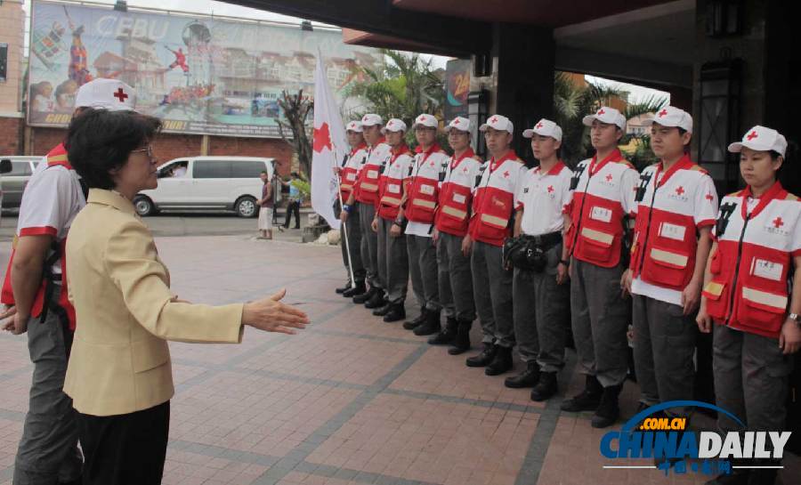 中国驻菲律宾大使为中国红十字国际救援队壮行