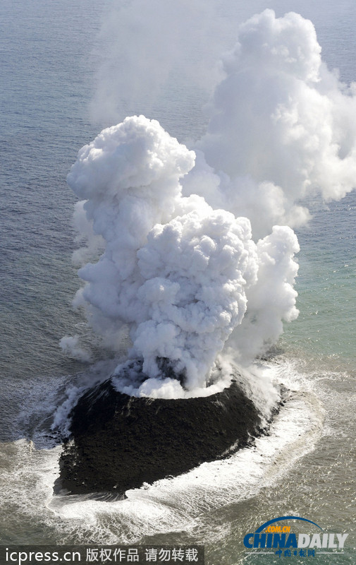 日本火山喷发形成新“岛屿” 周边航行船只需警惕