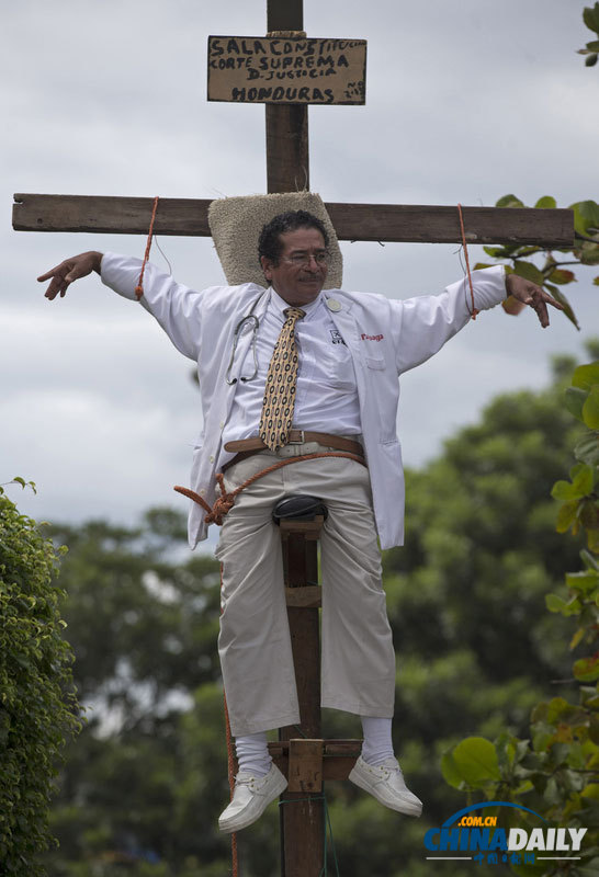 洪都拉斯男子悬挂十字架 抗议法院拒独立人士竞选市长