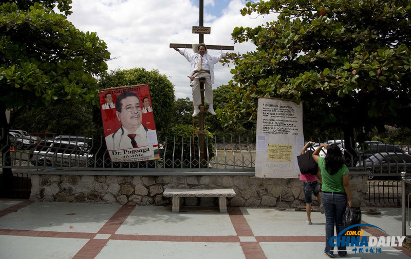洪都拉斯男子悬挂十字架 抗议法院拒独立人士竞选市长