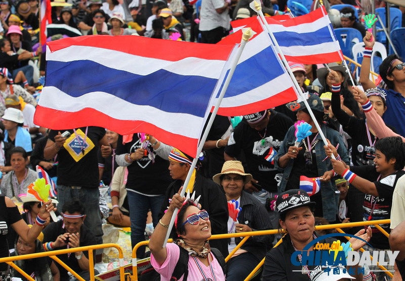 阿披实现身泰国反政府集会 要求总理英拉下台