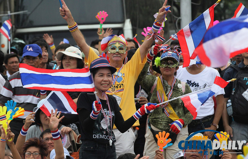 阿披实现身泰国反政府集会 要求总理英拉下台