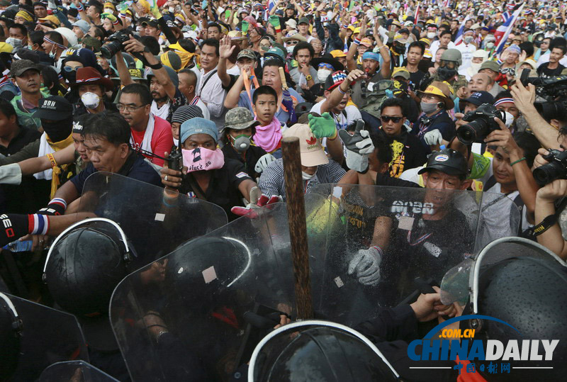 泰国曼谷爆发反政府游行 要求总理英拉下台
