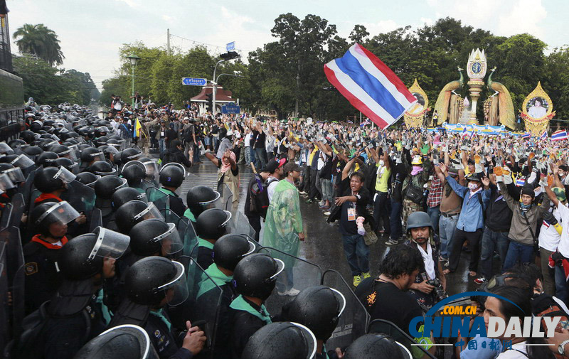 泰国曼谷爆发反政府游行 要求总理英拉下台