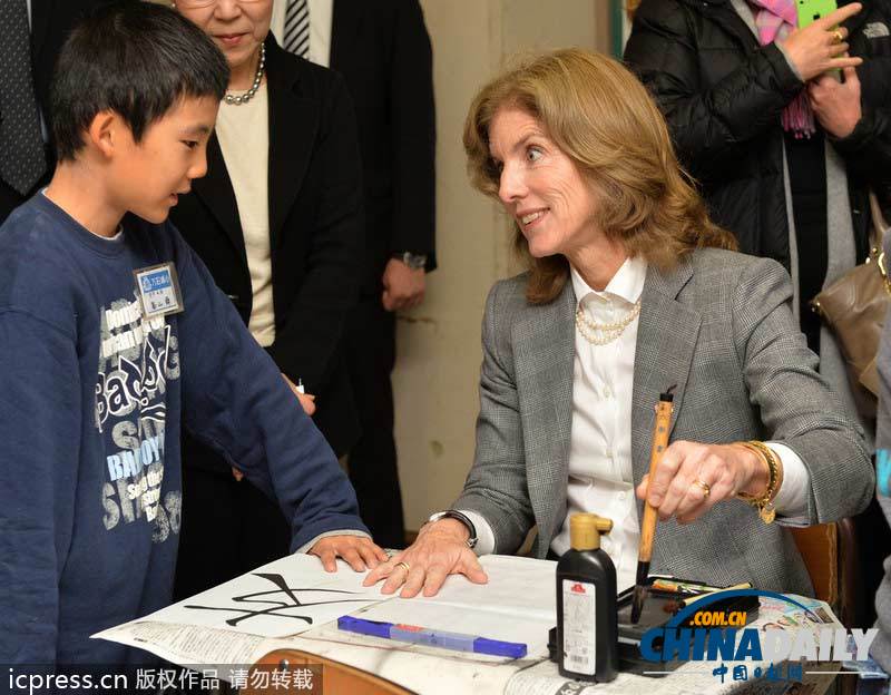 美新任驻日大使访问日本海啸灾区 展示书法“友”字