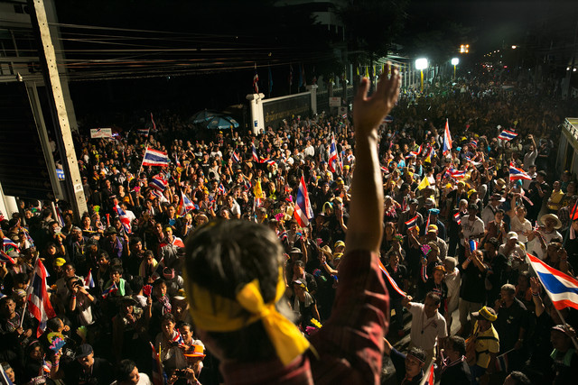 抗议者攻占泰国政府部门 英拉面临巨大压力