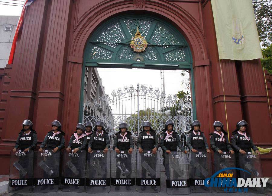 泰国示威者占领政府要害部门 要求总理英拉下台