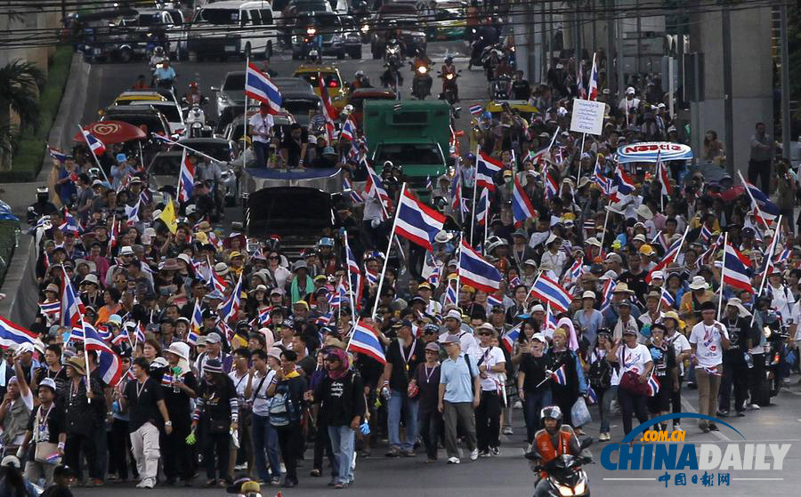 泰国总理英拉赢得国会不信任投票 国内乱局持续