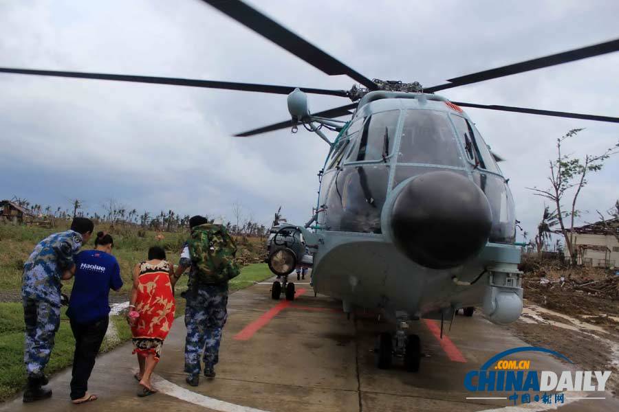 菲律宾伤病员乘直升机前往和平方舟号