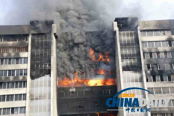 孟加拉工人放火烧制衣厂大楼 暂无伤亡报告