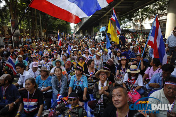 泰国反政府示威愈演愈烈 抗议者冲入陆军总部大楼