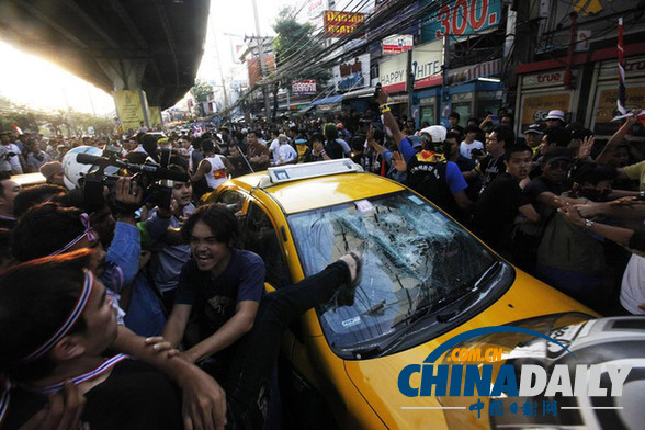 泰国反政府示威继续 英拉险遭包围