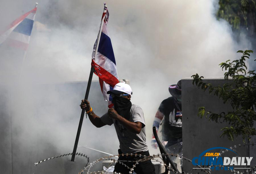 泰国反政府示威引发暴力冲突 2人死亡45人受伤