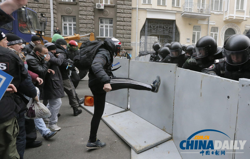乌克兰亲欧盟示威活动升级 抗议者占领政府大楼