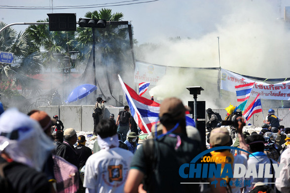 泰国示威引发暴力冲突5死百余伤 曼谷实施宵禁