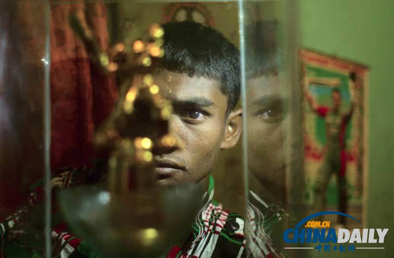 图片故事：孟加拉国无腿单臂少年的板球梦