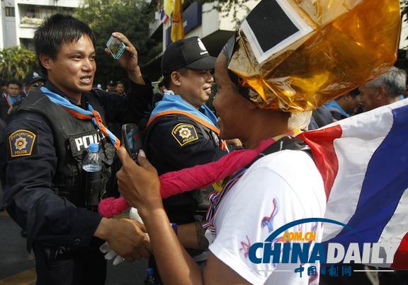 泰国数百名示威者闯入总理府 警察未阻拦