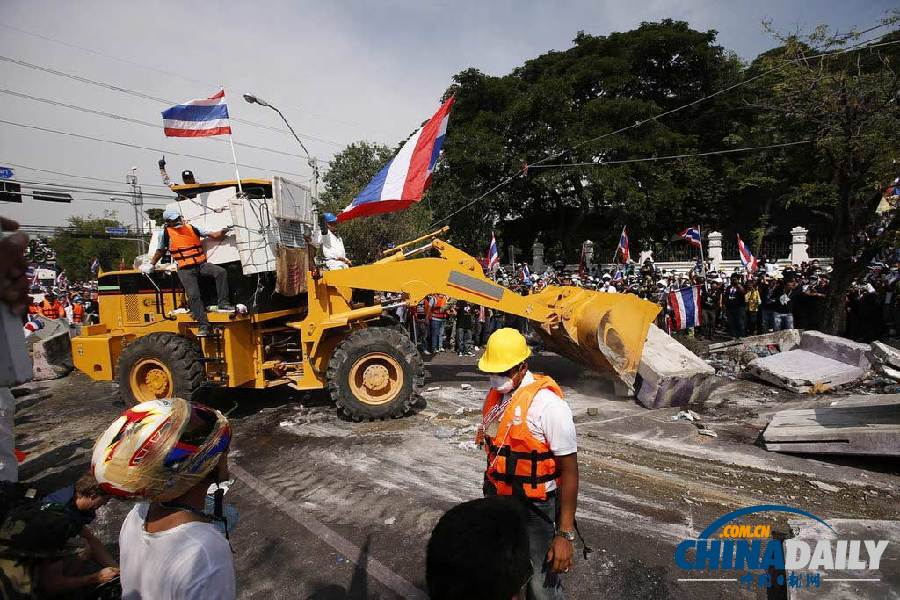 泰国示威者占领总理府和警察总部 警方排排坐不阻拦