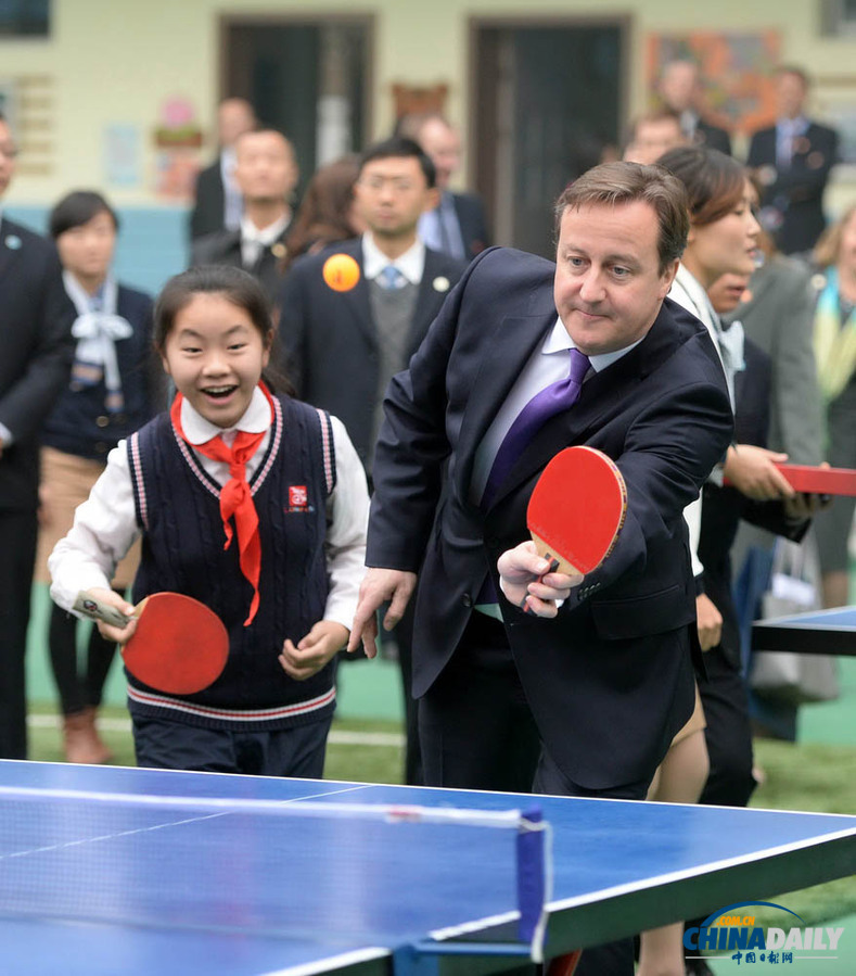 卡梅伦访问成都 与中国小学生交流互动、打乒乓球