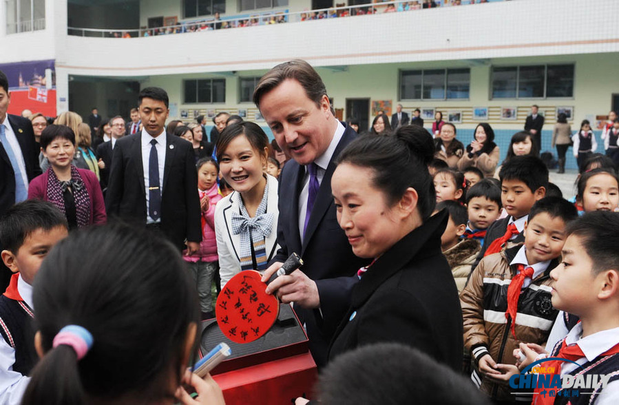 卡梅伦访问成都 与中国小学生交流互动、打乒乓球