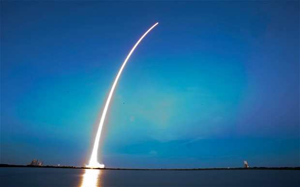 美国SpaceX公司成功发射首颗商业卫星