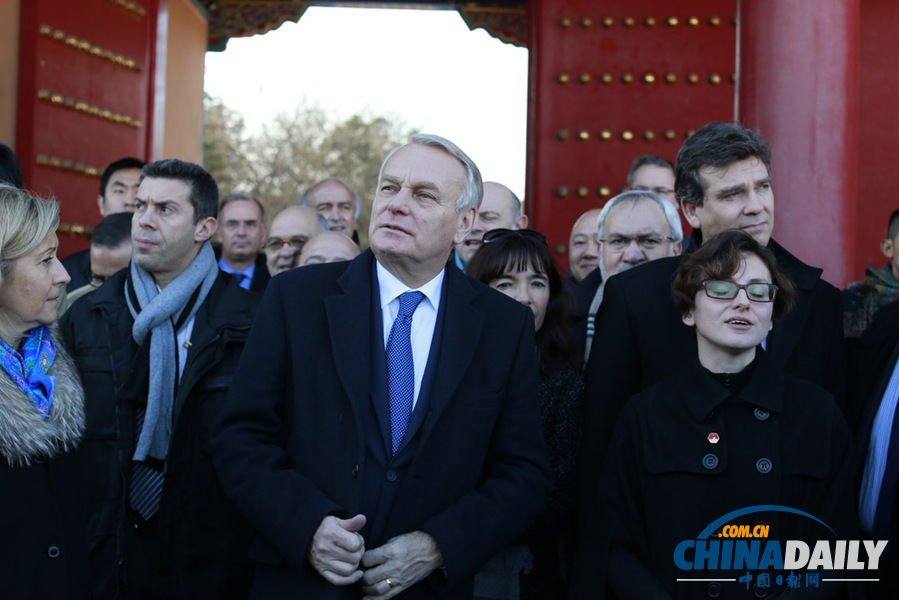 法国总理埃罗参观故宫博物院 与红墙比高度