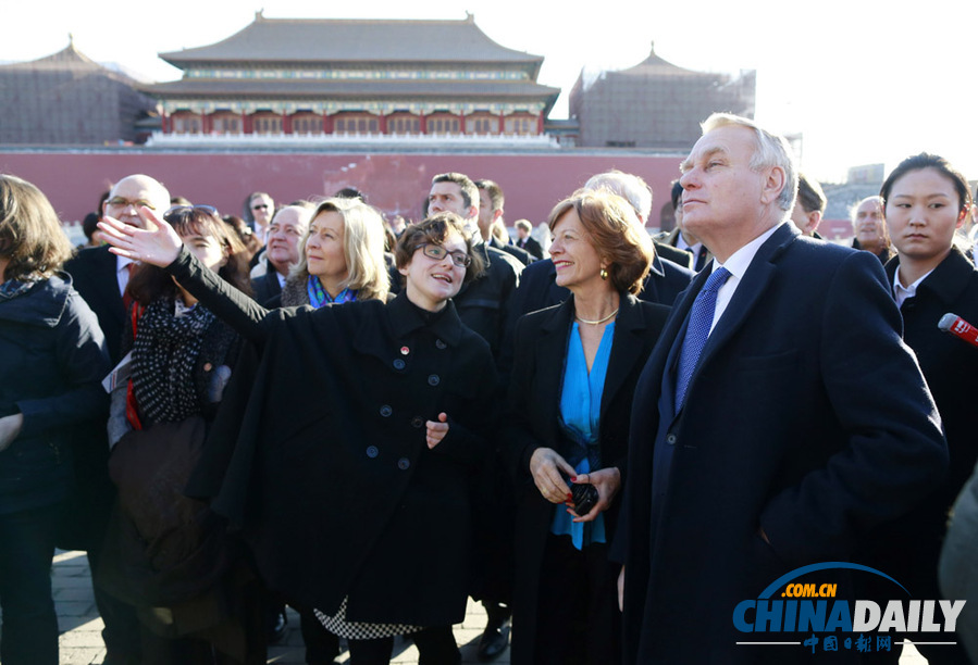 法国总理埃罗参观故宫博物院 与红墙比高度