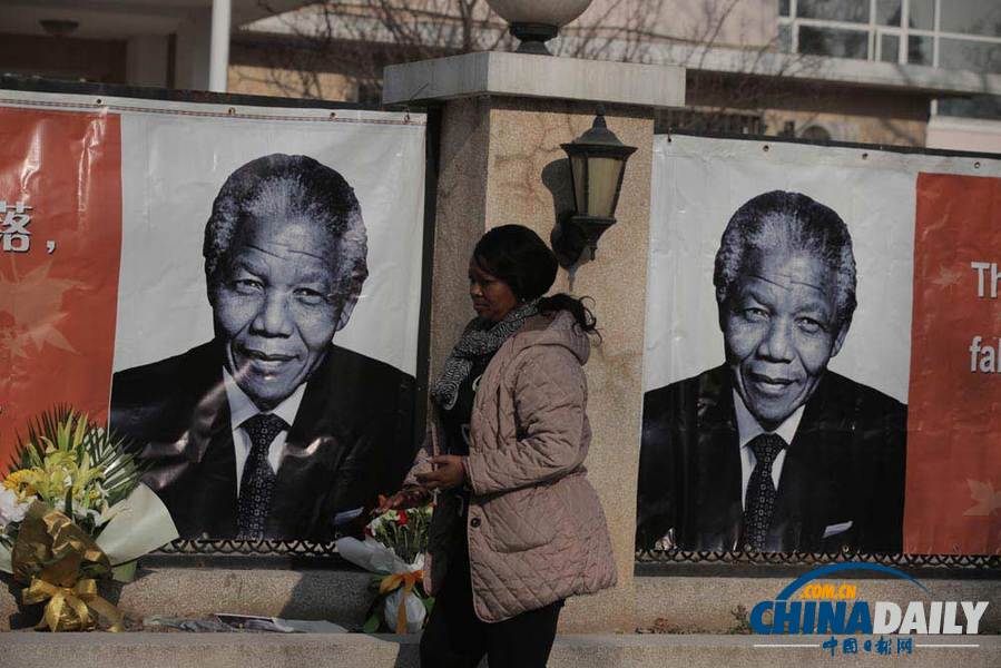 曼德拉逝世 中外民众前往南非驻华使馆外悼念