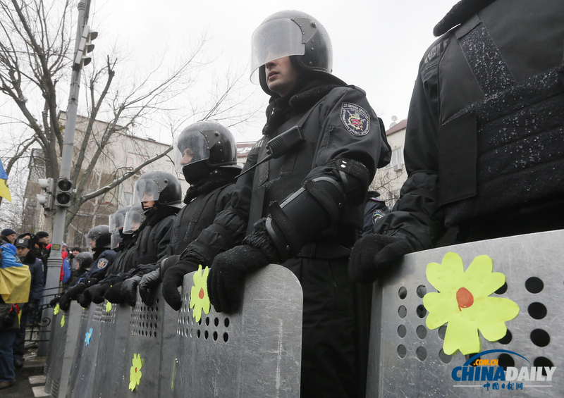 乌克兰民众“躺尸”街头 抗议逮捕示威学生