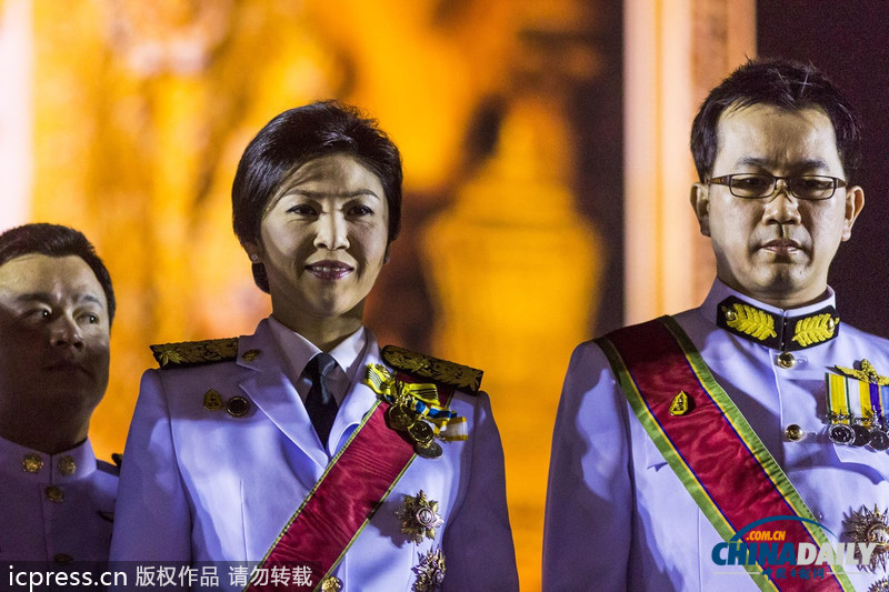 英拉和丈夫穿军装为泰国王祝寿 未受抗议事件影响
