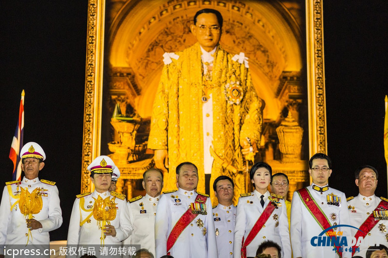 英拉和丈夫穿军装为泰国王祝寿 未受抗议事件影响