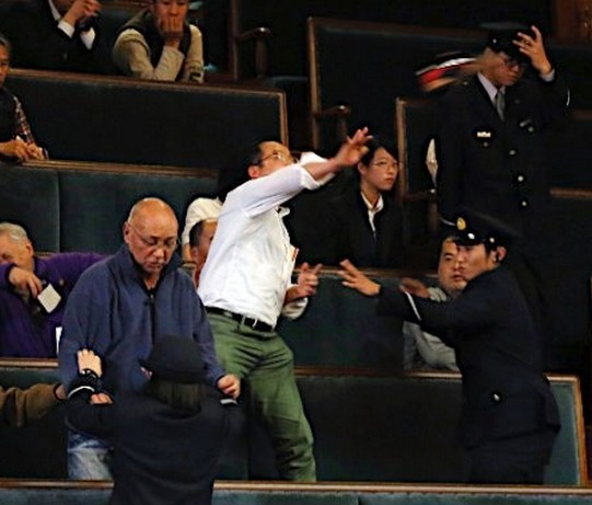 抗议通过保密法 日本男子参议院掷鞋被捕