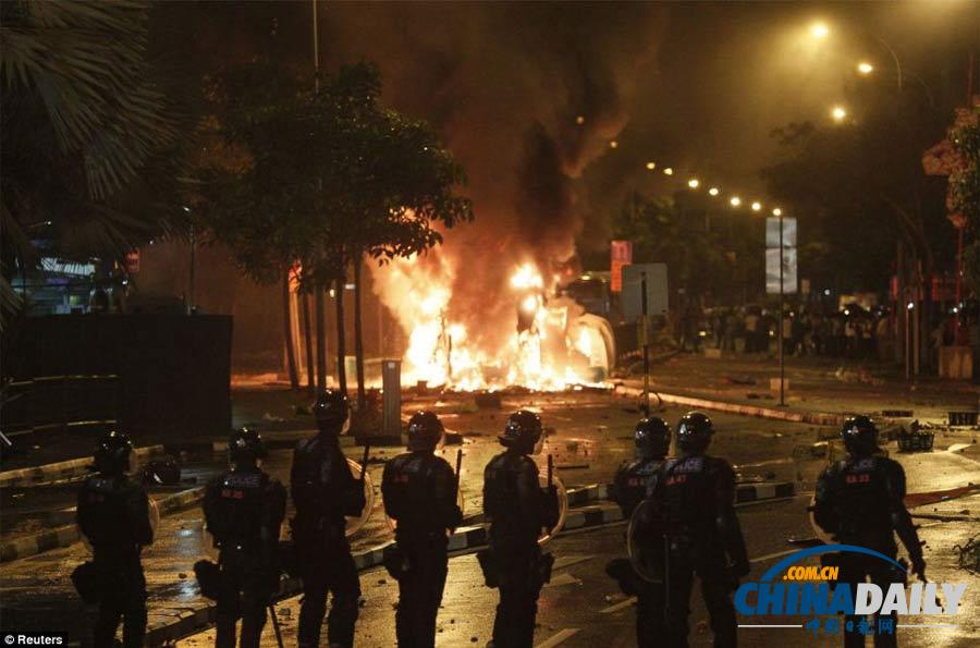 新加坡发生暴力骚乱事件 多人受伤警车被烧毁