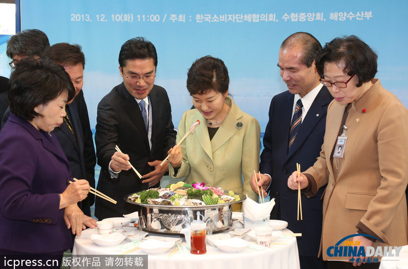 朴槿惠出席韩国水产品促销活动 亲口品尝津津有味